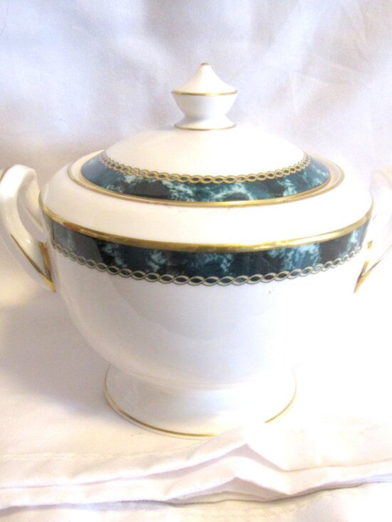 Royal Worcester Medici Green Covered Sugar Bowl and Lid Made in England J122 - Picture 1 of 5